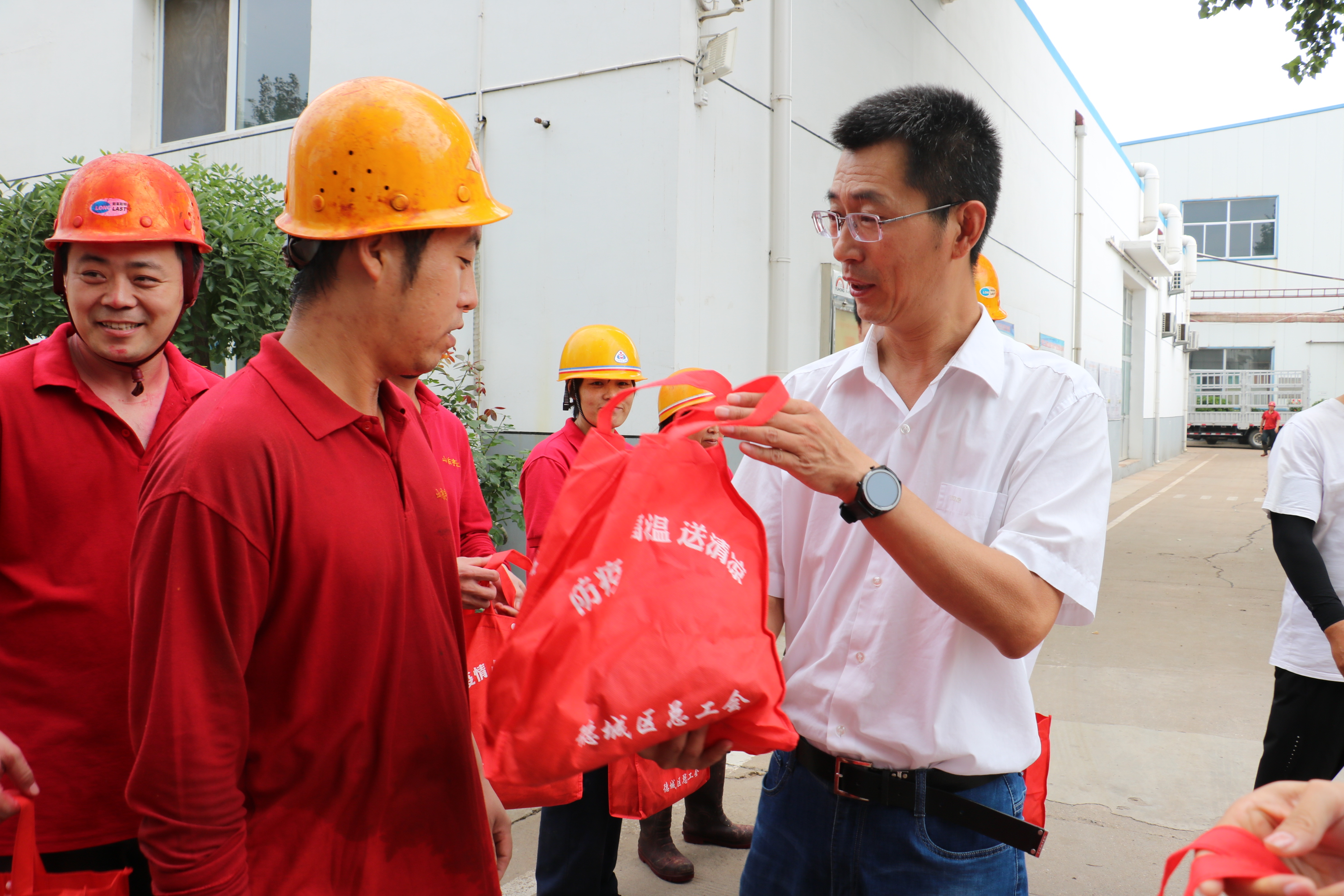 战高温，送清凉|德城区总工会领导莅临看片软件APP颜料慰问一线职工